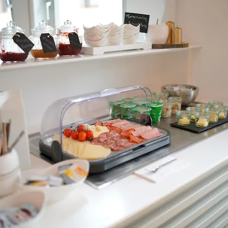 Отель Adler Am Schloss 3*